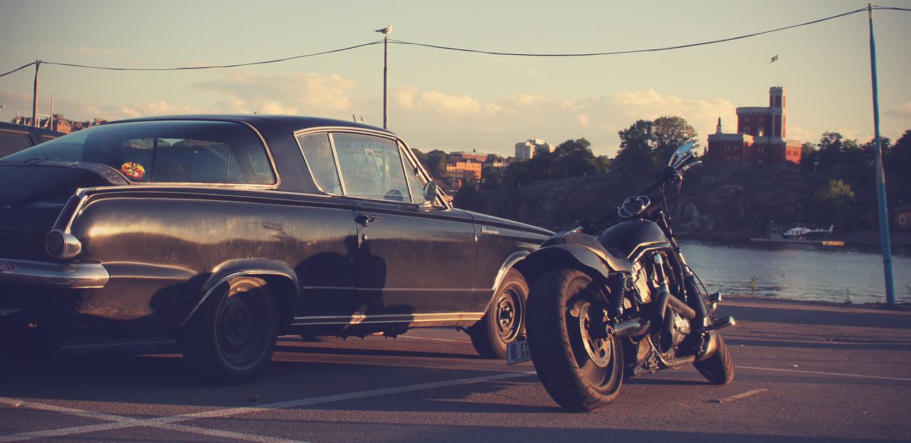 Gli italiani preferiscono le auto o le moto?